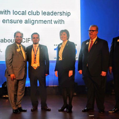 شارة الرئيسة الدولية لأندية الليونز في العالم السيدة Gudrun Yngvadottir للدكتور حسن تاج الدين خلال مؤتمر البحر المتوسط