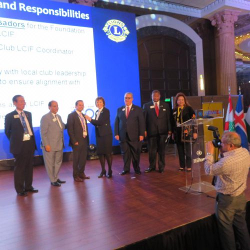 شارة الرئيسة الدولية لأندية الليونز في العالم السيدة Gudrun Yngvadottir للدكتور حسن تاج الدين خلال مؤتمر البحر المتوسط