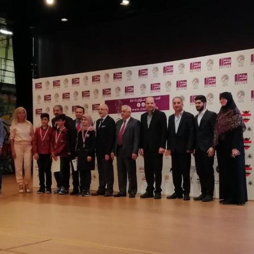 الدكتور حسن تاج الدين مشاركاً تلاميذ ستارز كولدج فرحتهم بالنجاح لنيلهم الدرجة الثانية في مباراة العلوم