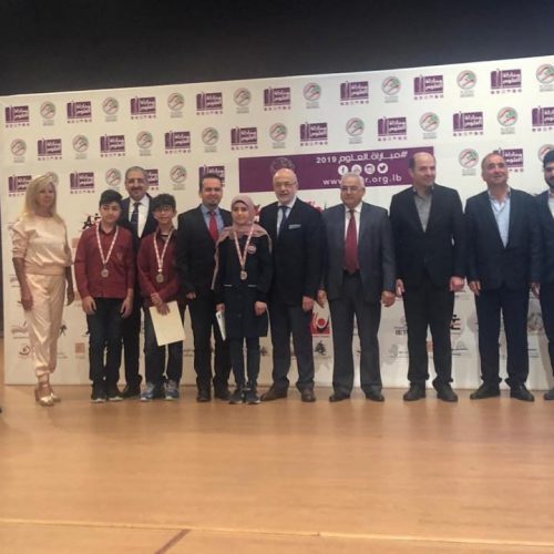 الدكتور حسن تاج الدين مشاركاً تلاميذ ستارز كولدج فرحتهم بالنجاح لنيلهم الدرجة الثانية في مباراة العلوم