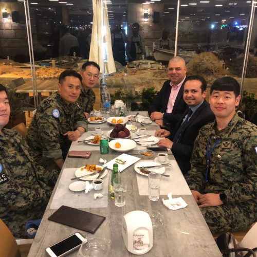 الدكتور حسن تاج الدين في دعوة إفطار خاصة من قائد الكتيبه  الكوريه العامله في اليونيفيل