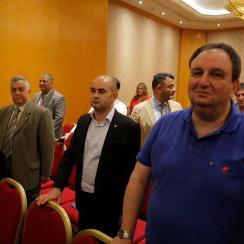 الدكتور حسن تاج الدين مكرماً الحاكم السابق سمير ابو سمرا لحصوله منصبGAT Area Leader