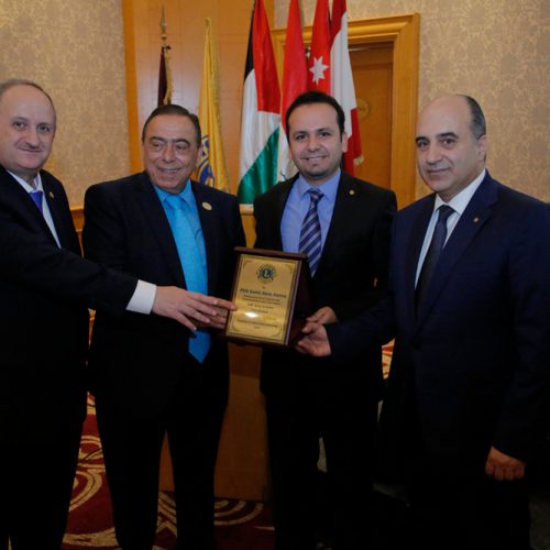 الدكتور حسن تاج الدين مكرماً الحاكم السابق سمير ابو سمرا لحصوله منصبGAT Area Leader