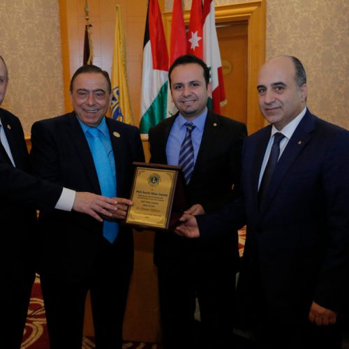 الدكتور حسن تاج الدين مكرماً الحاكم السابق سمير ابو سمرا لحصوله منصبGAT Area Leader