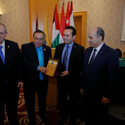 الدكتور حسن تاج الدين مكرماً الحاكم السابق سمير ابو سمرا لحصوله منصبGAT Area Leader