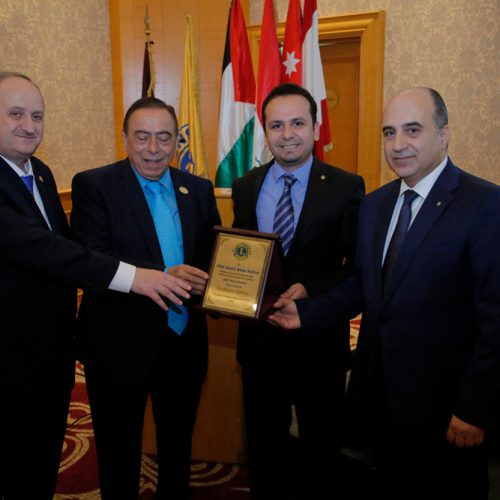 الدكتور حسن تاج الدين مكرماً الحاكم السابق سمير ابو سمرا لحصوله منصبGAT Area Leader