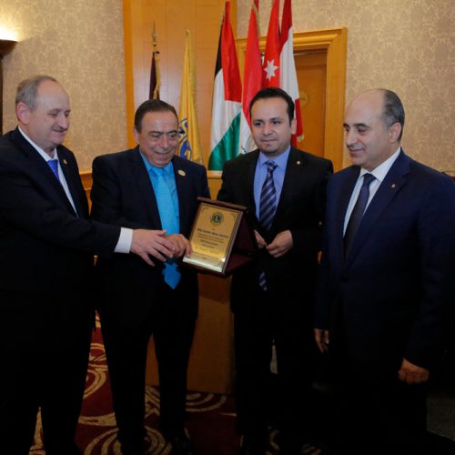 الدكتور حسن تاج الدين مكرماً الحاكم السابق سمير ابو سمرا لحصوله منصبGAT Area Leader