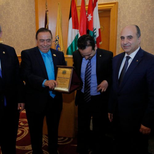 الدكتور حسن تاج الدين مكرماً الحاكم السابق سمير ابو سمرا لحصوله منصبGAT Area Leader