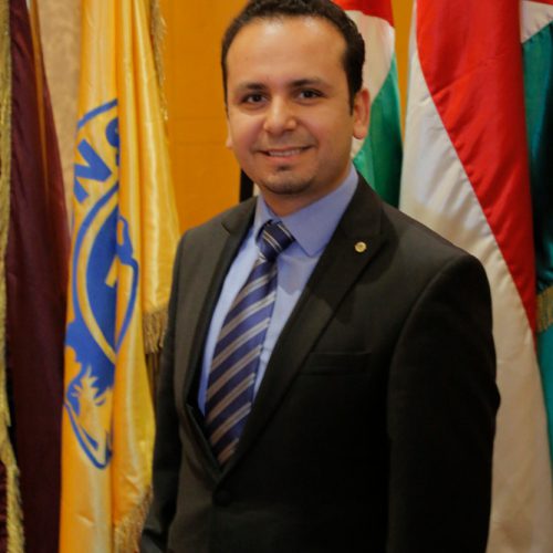 الدكتور حسن تاج الدين مكرماً الحاكم السابق سمير ابو سمرا لحصوله منصبGAT Area Leader