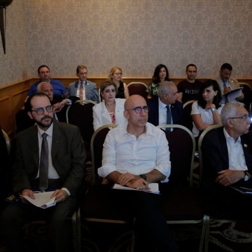 الدكتور حسن تاج الدين مكرماً الحاكم السابق سمير ابو سمرا لحصوله منصبGAT Area Leader