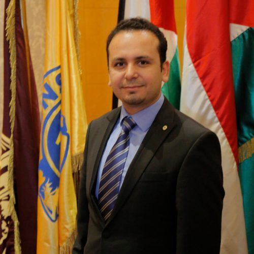 الدكتور حسن تاج الدين مكرماً الحاكم السابق سمير ابو سمرا لحصوله منصبGAT Area Leader