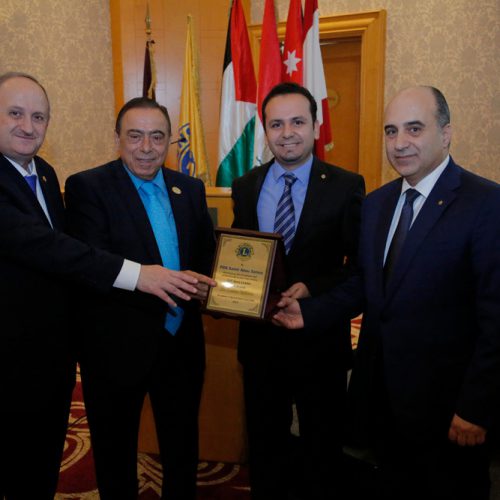 الدكتور حسن تاج الدين مكرماً الحاكم السابق سمير ابو سمرا لحصوله منصبGAT Area Leader