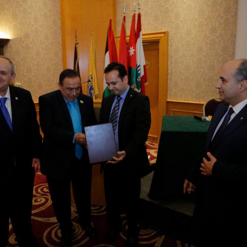 الدكتور حسن تاج الدين مكرماً الحاكم السابق سمير ابو سمرا لحصوله منصبGAT Area Leader