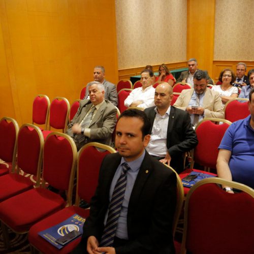 الدكتور حسن تاج الدين مكرماً الحاكم السابق سمير ابو سمرا لحصوله منصبGAT Area Leader