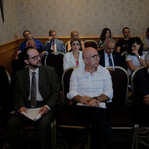 الدكتور حسن تاج الدين مكرماً الحاكم السابق سمير ابو سمرا لحصوله منصبGAT Area Leader