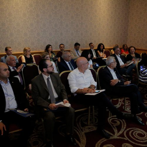 الدكتور حسن تاج الدين مكرماً الحاكم السابق سمير ابو سمرا لحصوله منصبGAT Area Leader