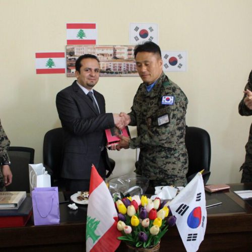 الدكتور حسن تاج الدين مستقبلا الكتيبة الكورية العاملة في اطار قوات اليونيفيل لحفظ السلام في ثاوية ستارز كولدج