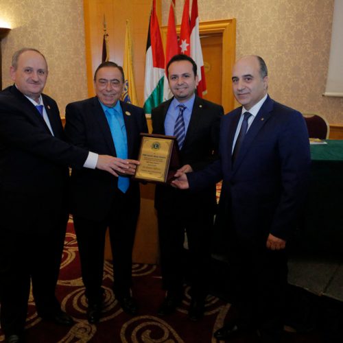 الدكتور حسن تاج الدين مكرماً الحاكم السابق سمير ابو سمرا لحصوله منصبGAT Area Leader