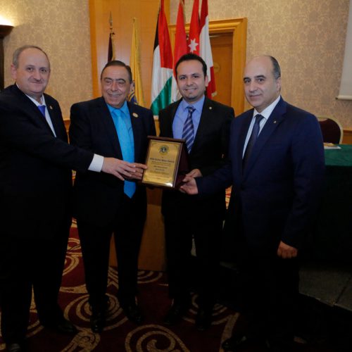 الدكتور حسن تاج الدين مكرماً الحاكم السابق سمير ابو سمرا لحصوله منصبGAT Area Leader