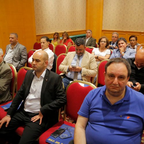 الدكتور حسن تاج الدين مكرماً الحاكم السابق سمير ابو سمرا لحصوله منصبGAT Area Leader