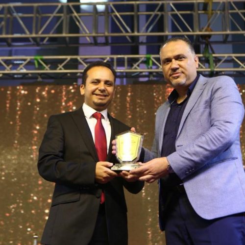 الدكتور حسن تاج الدين محتفلاً بطلاب ثانوية ستارز كولدج المتخرجين والمتفوقين