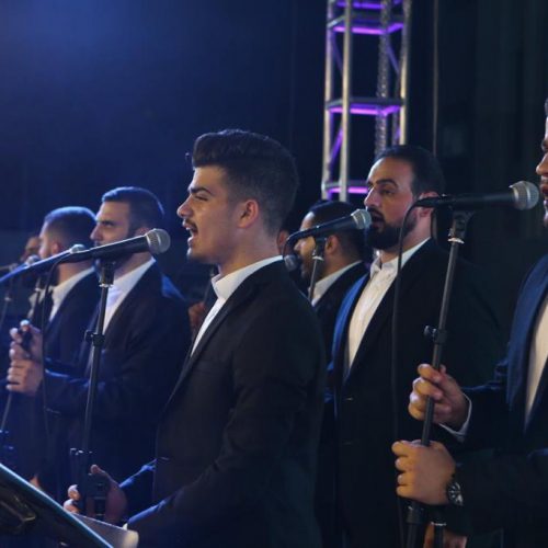 الدكتور حسن تاج الدين محتفلاً بطلاب ثانوية ستارز كولدج المتخرجين والمتفوقين