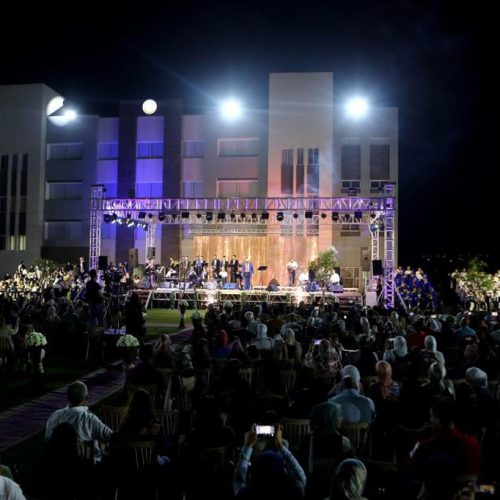 الدكتور حسن تاج الدين محتفلاً بطلاب ثانوية ستارز كولدج المتخرجين والمتفوقين