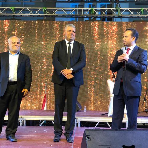 الدكتور حسن تاج الدين محتفلاً بطلاب ثانوية ستارز كولدج المتخرجين والمتفوقين