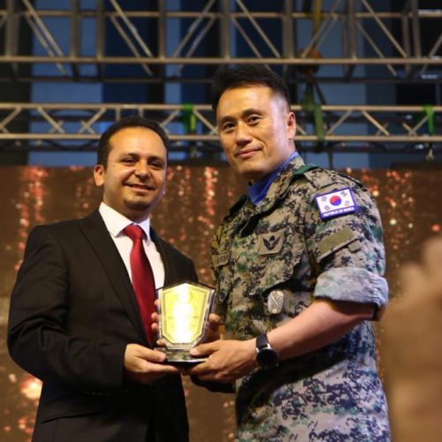 الدكتور حسن تاج الدين محتفلاً بطلاب ثانوية ستارز كولدج المتخرجين والمتفوقين