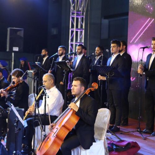 الدكتور حسن تاج الدين محتفلاً بطلاب ثانوية ستارز كولدج المتخرجين والمتفوقين